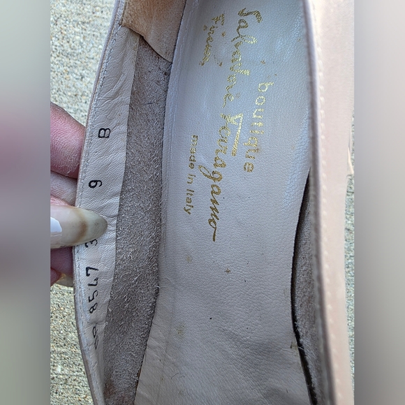SALVATORE FERRAGAMO Vara Nuetral Leather Gold Bow Low Heels Size 9B - Picture 7 of 17